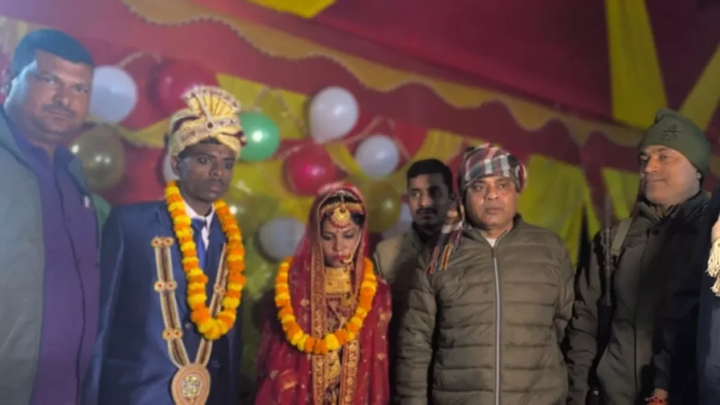 बिहार: थाना अध्यक्ष ने शादी टूटने से बचाई, डांस के दौरान विवाद के बाद दूल्हा बरात लेकर लौट गया था घर 1 26 11 2024 vaishali news 23837426 133923700