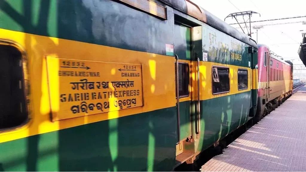 बच्चों के सामने तड़प-तड़पकर मां की मौत, गरीब रथ में बिहार की महिला ने तोड़ा दम, यात्रियों का हंगामा 1 28 04 2023 garib rath train 23397993