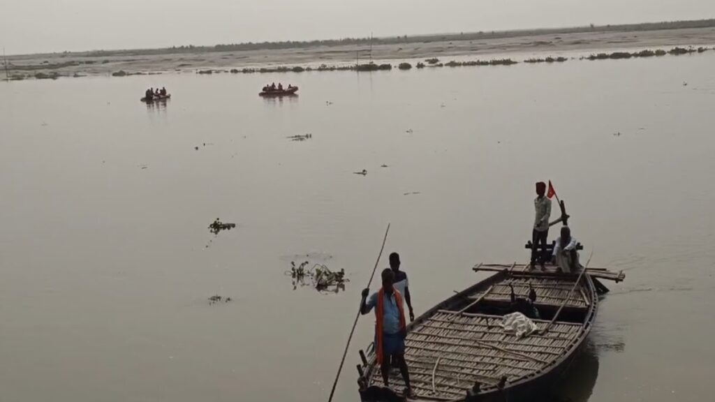 दुर्घटना: कटिहार में छठ से पहले हादसा, नदी में पलटी नाव, कई लोगों के लापता होने की खबर 1 5f681657697cdd03f36c7a3aaa48bdb41730620300652624 original