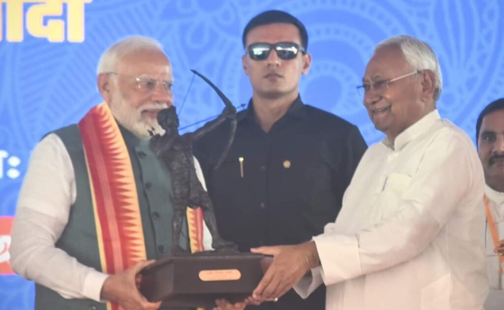 पीएम मोदी के बिहार से जाते ही मुख्यमंत्री नीतीश कुमार दिल्ली के लिए हुए रवाना, सियासी हलचल तेज... 1 FB IMG 1731684503449