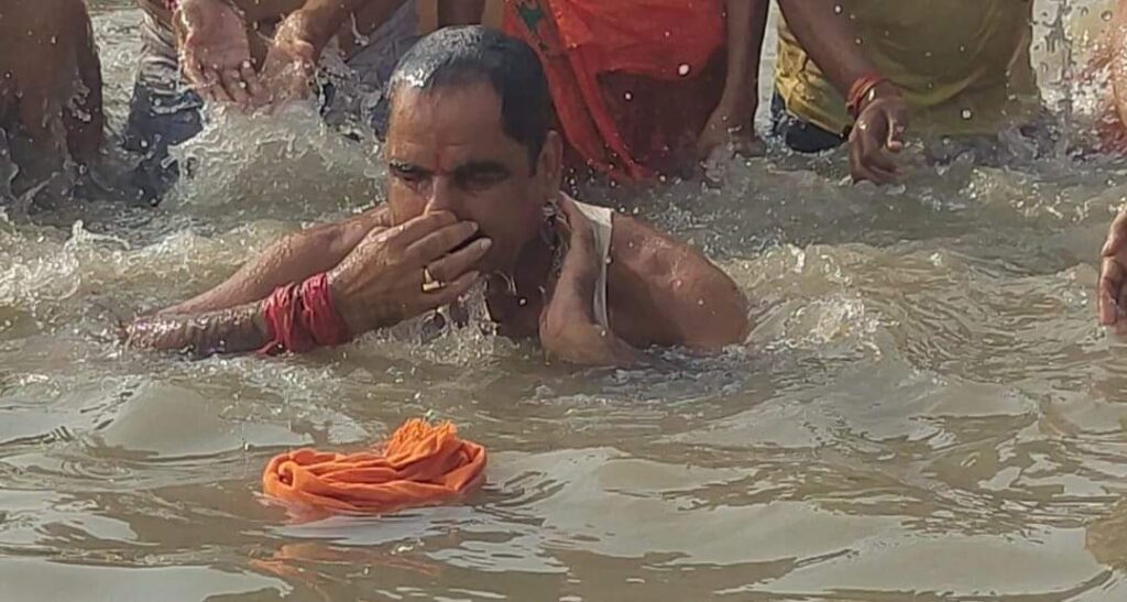 सम्राट चौधरी के बाद भाजपा सांसद गोपाल जी ठाकुर ने उतारी अपनी पगड़ी, जानें वजह 1 GcV3nZJWcAA7I8G