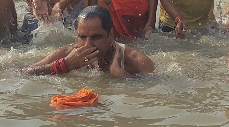 सम्राट चौधरी के बाद भाजपा सांसद गोपाल जी ठाकुर ने उतारी अपनी पगड़ी, जानें वजह 1 GcV3nZJWcAA7I8G