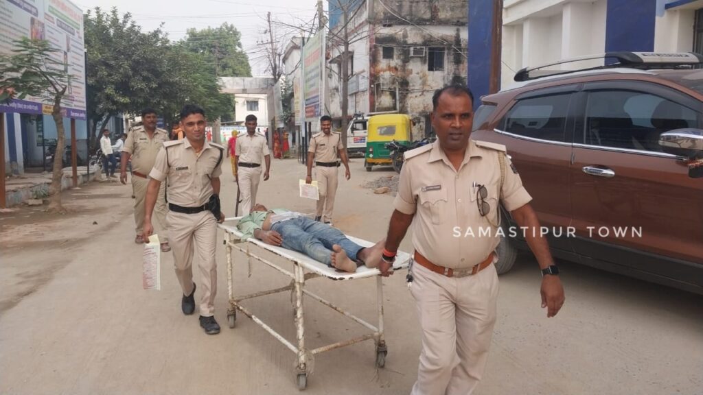 समस्तीपुर: पंचायत के दौरान हथियार दिखाकर उपद्रव मचा रहे चार बदमाशों को ग्रामीणों ने पकड़कर जमकर की धुनाई, फिर पुलिस को सौंपा 1 IMG 20241103 WA0096