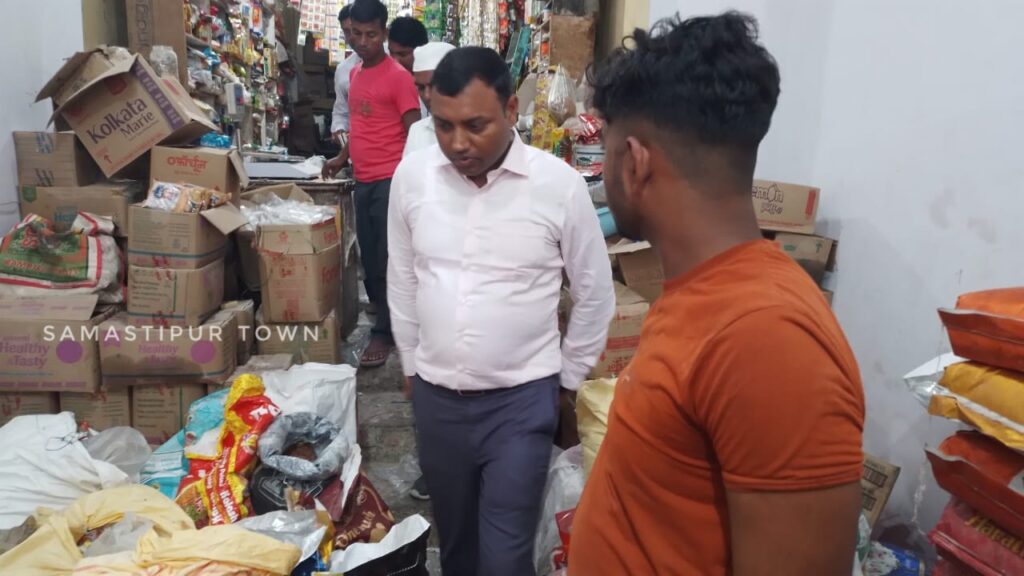 छठ पर्व के मद्देनजर खाद्य सुरक्षा में मिलावट के रोकथाम को लेकर समस्तीपुर सदर SDO ने दुकानों में छापेमारी कर लिया सैंपल 1 IMG 20241104 WA0030