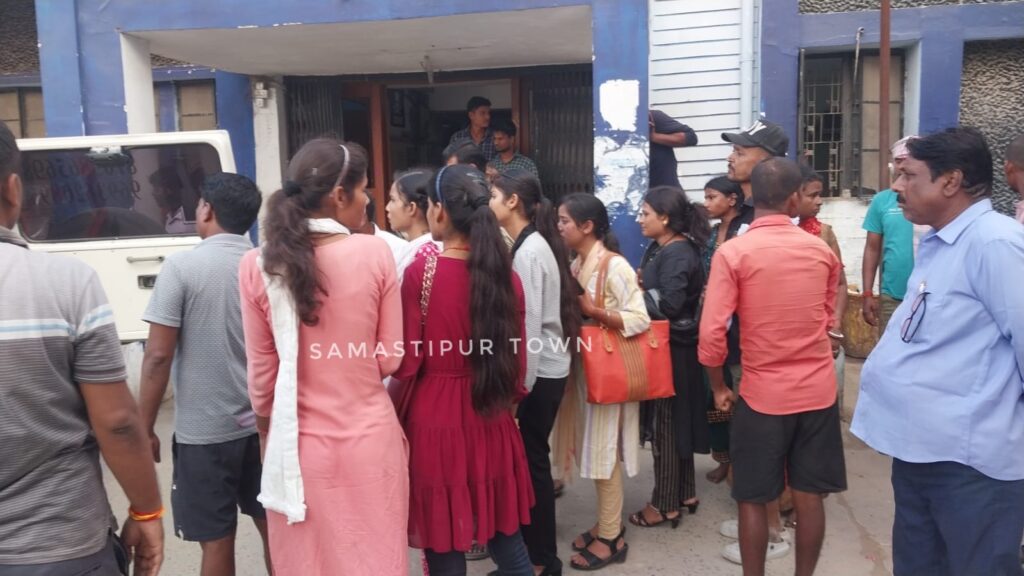 समस्तीपुर अटेरन चौक के पास ट्रेन से गिरा युवक; दोनों पैर कटे, छठ पर्व में शामिल होने जा रहा था घर 1 IMG 20241106 WA0064