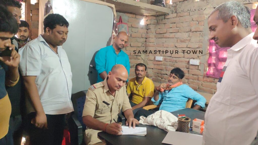 एक साथ तीन जगहों पर हजारों की हुई चोरी; विद्यालय, बर्फ फैक्ट्री व दूध सेंटर को चोरों ने बनाया निशाना 1 IMG 20241112 WA0188