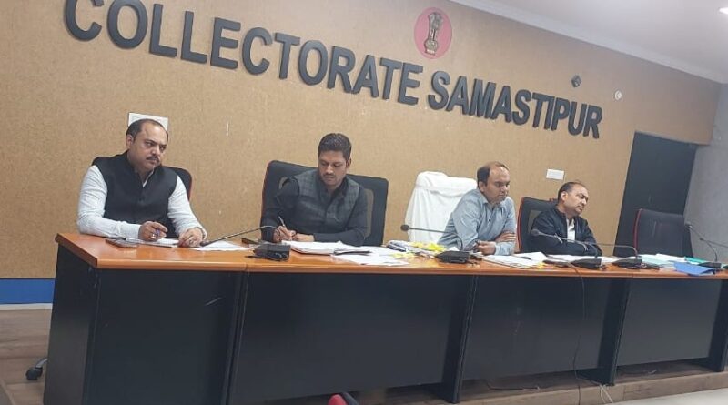 DM ने समीक्षा बैठक में कई अधिकारियों को लगायी फटकार, दर्जनों अधिकारियों का वेतन बंद कर जल्द काम पूरा करने का दिया निर्देश 1 IMG 20241121 WA0032