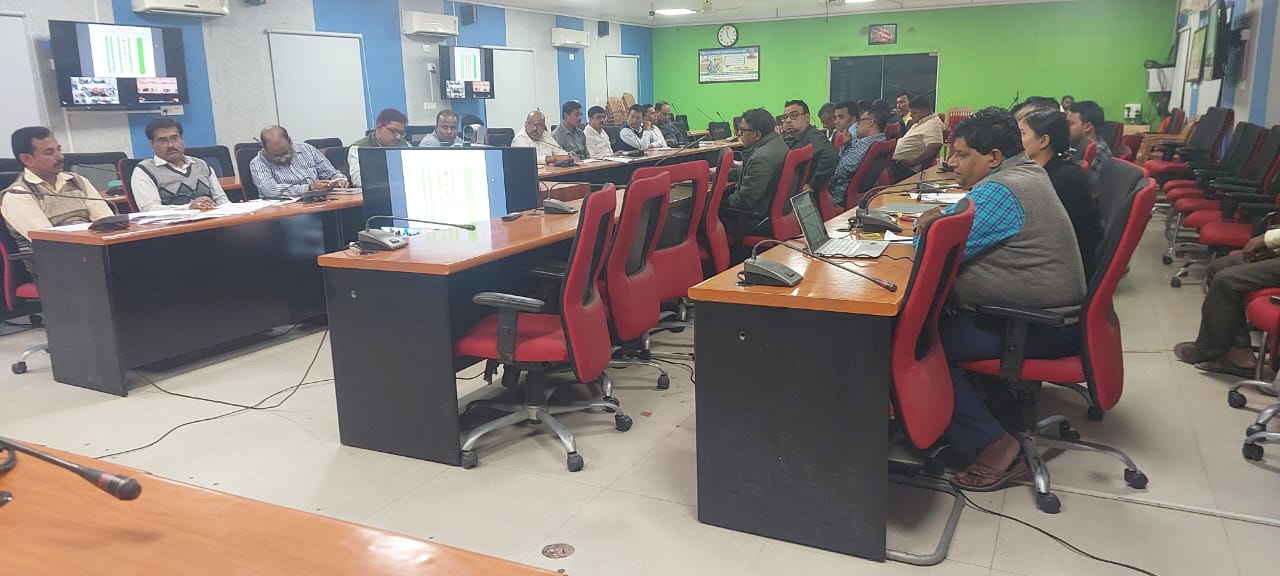 DM ने समीक्षा बैठक में कई अधिकारियों को लगायी फटकार, दर्जनों अधिकारियों का वेतन बंद कर जल्द काम पूरा करने का दिया निर्देश 7 IMG 20241121 WA0036