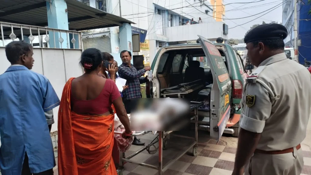 ट्रेन से गिरा युवक; दोनों पैर कटे, छठ का कपड़ा खरीदने समस्तीपुर से हाजीपुर जा रहा था 1 Picsart 24 11 04 18 17 42 309