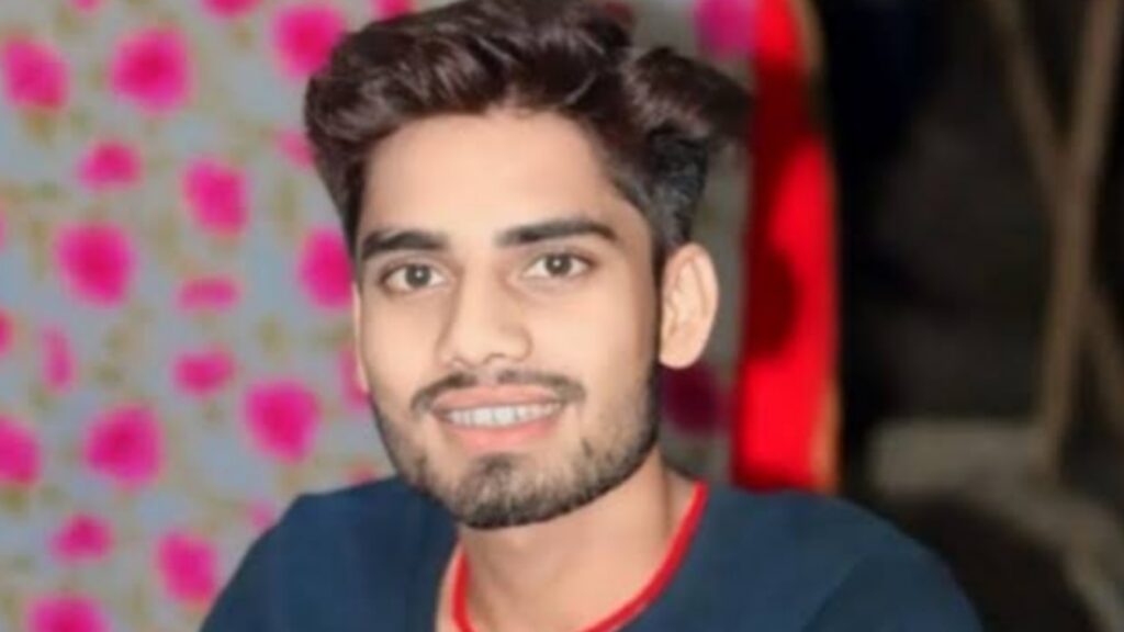 तेज रफ्तार पिकअप ने बाइक सवार युवक को रौंदा, दादा के बरसी के दिन ही पोते की मौ'त 1 Picsart 24 11 18 02 36 38 468