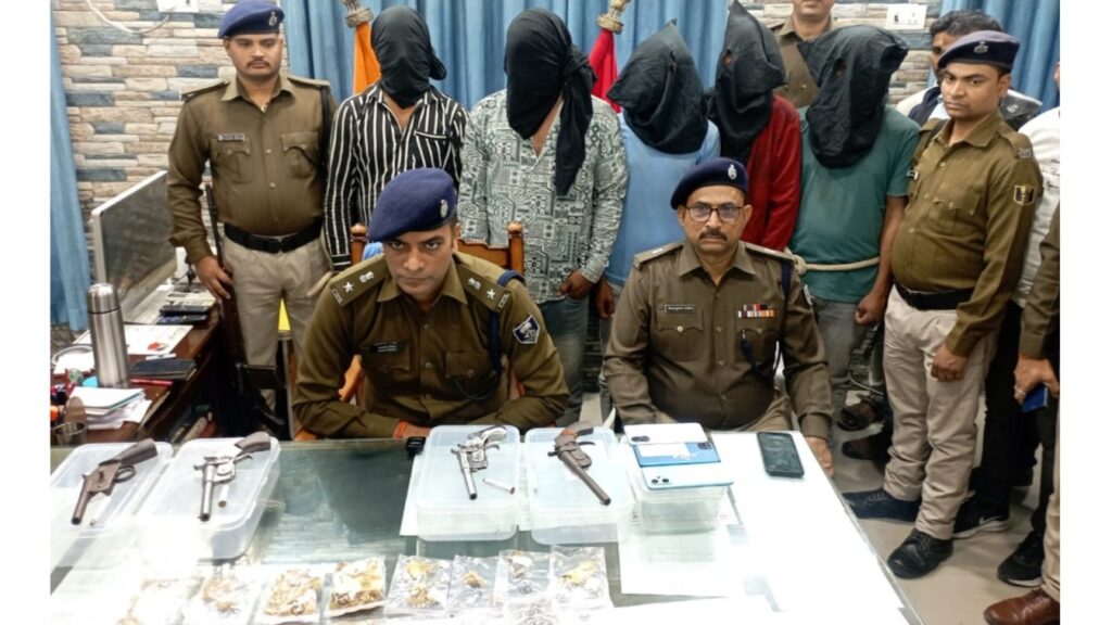 समस्तीपुर में करोड़ों के ज्वेलरी लूटकांड मामले में 5 बदमाश गिरफ्तार, थानेदार ने बदमाश के ससुराल में जमीन खोदकर निकाला सोना 1 Picsart 24 11 29 19 04 26 997