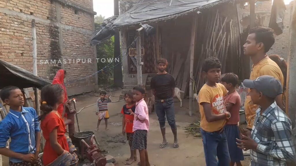खजूर के पेड़ के सहारे घर में घुसकर चोर ने लगभग डेढ़ लाख रुपये मूल्य के आभूषण और 50 हजार रुपये नगद की चोरी, चचेरे भाई पर लगा आरोप 1 VideoCapture 20241110 095932