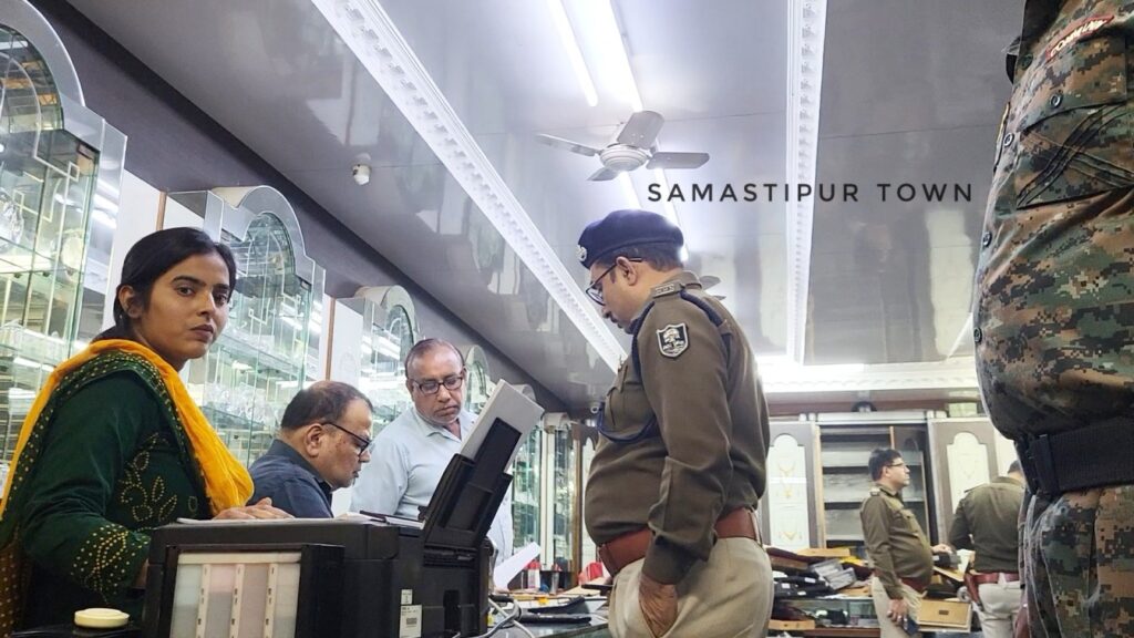 समस्तीपुर में करोड़ों रुपये के हुए ज्वेलरी लूटकांड मामले में पुलिस के हाथ अब तक है खाली 1 VideoCapture 20241124 082139
