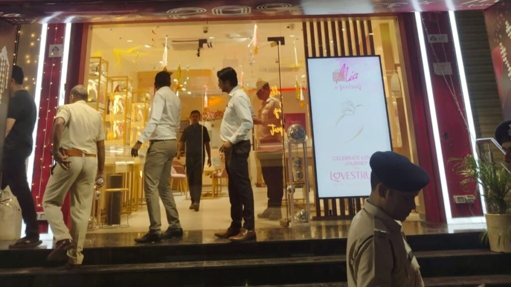 पटना में DGP आवास से मात्र 200 मीटर पर ज्वेलरी शोरूम तनाएरा तनिष्क में लाखों की डकैती, ग्राहक बनकर घुसे लुटेरे 1 ea8dee4a67d21726acb27ef69354dba31731168570971624 original