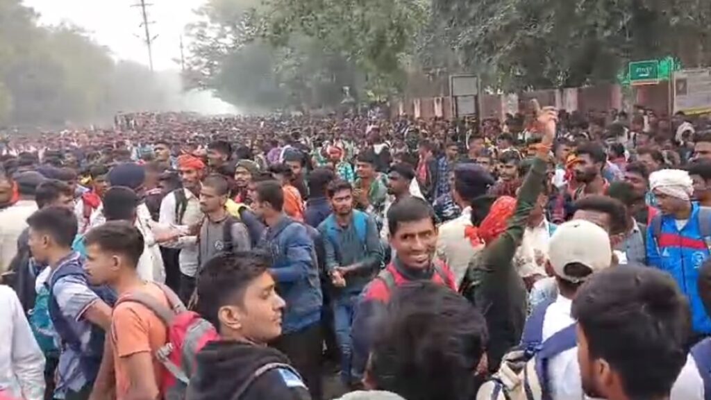 पटना में आर्मी भर्ती के अभ्यर्थियों का हंगामा, पुलिस ने लाठीचार्ज कर खदेड़ा, कई छात्र चोटिल 1 untitled 2024 11 16t131919 1731744172