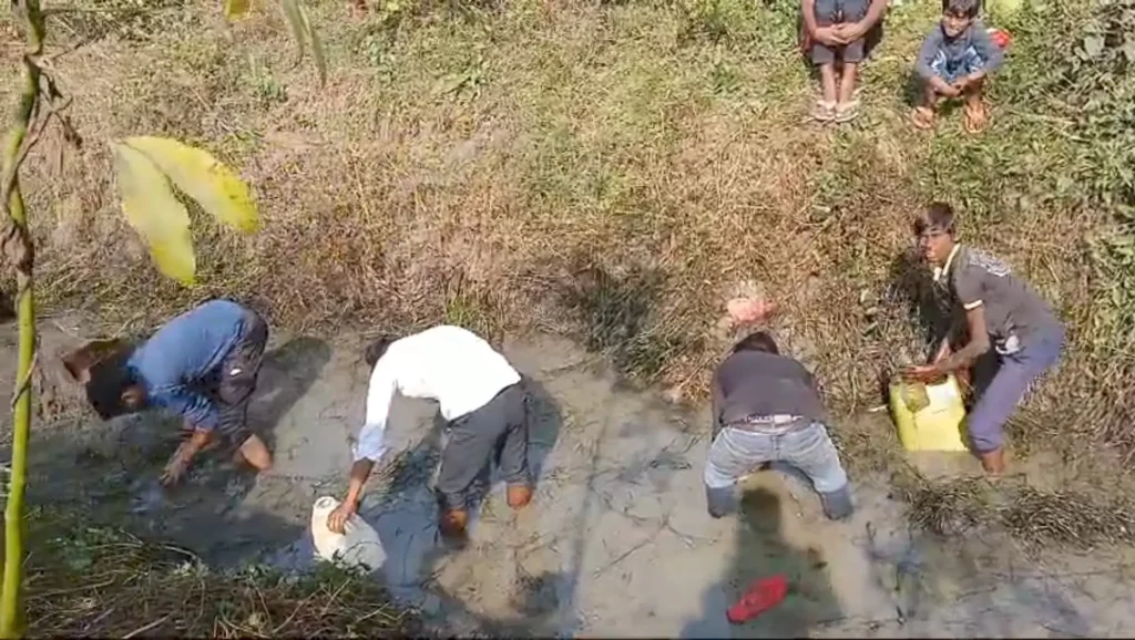 बरौनी में IOCL की पाइपलाइन में लीकेज के बाद डीजल लूटने की होड़, सैकड़ों लीटर लूटकर ले गए लोग 1 20241205174536