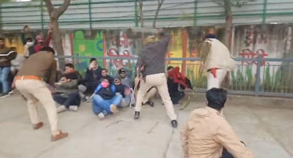 पटना में बीपीएससी अभ्यर्थियों पर पुलिस का लाठीचार्ज, छात्र-छात्राओं को दौड़ा-दौड़ाकर पीटा 1 20241225 173400