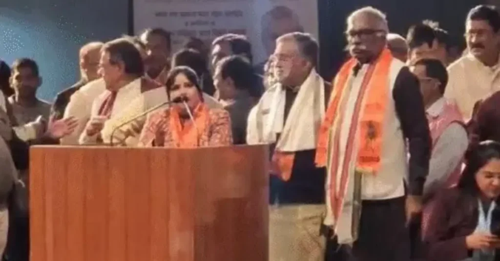 बिहार: ‘ईश्वर-अल्लाह तेरो नाम’ गाने पर BJP के कार्यक्रम में हंगामा, गायिका देवी ने मांगी माफी; क्यों हुआ विवाद? 1 20241226 161908