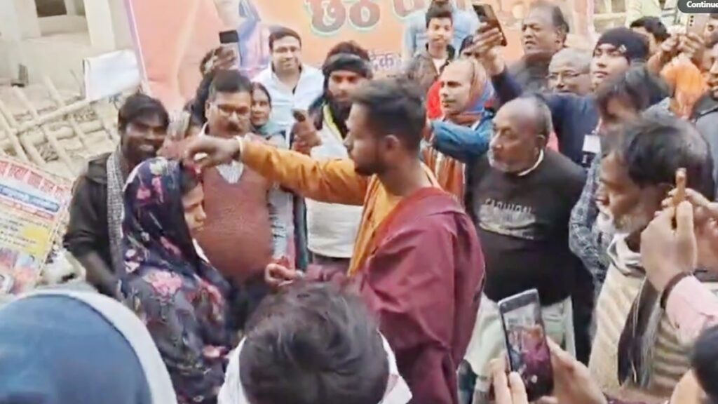 बिहार: तीन बच्चों की मां को कुंवारे लड़के से हुआ प्यार, बीच बाजार में भीड़ ने प्रेमी से भरवा दी मांग 1 6761875232725 20241217 171436381 16x9 1