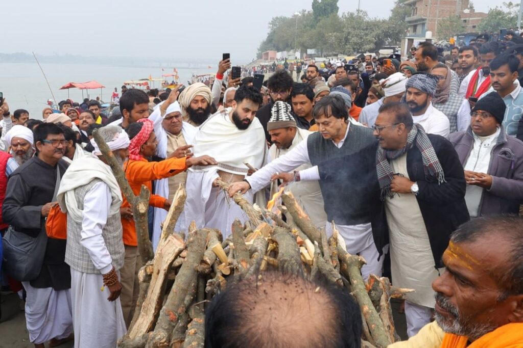 पंचतत्व में विलीन हुए आचार्य किशोर कुणाल, अंतिम यात्रा में उमड़ा जनसैलाब 1 Acharya Kunal Kishore Funeral