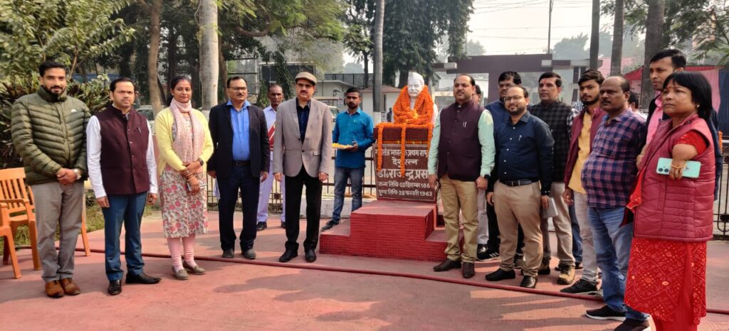 समस्तीपुर समाहरणालय परिसर में मनायी गयी देशरत्न डॉ. राजेंद्र प्रसाद की जयंती 1 IMG 20241203 WA0021