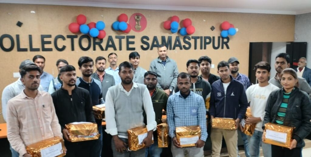 संबंधित प्रतियोगी परीक्षा की पुस्तकों का स्टडी किट अभ्यर्थियों को निःशुल्क दिया गया 1 IMG 20241205 WA0035