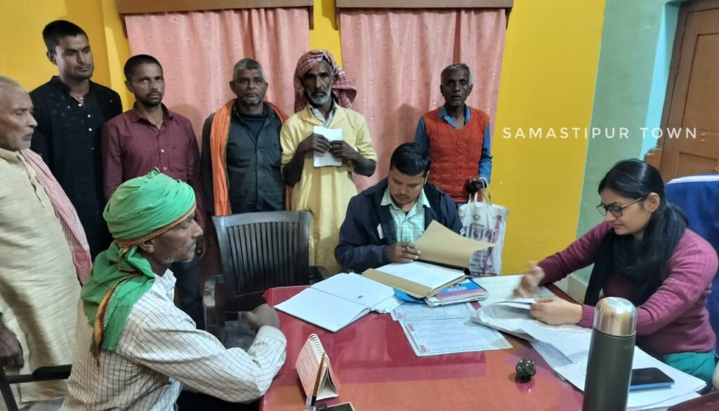 सरायरंजन अंचल कार्यालय में जनता दरबार का आयोजन, तीन मामलों का किया गया निष्पादन 1 IMG 20241207 WA0054