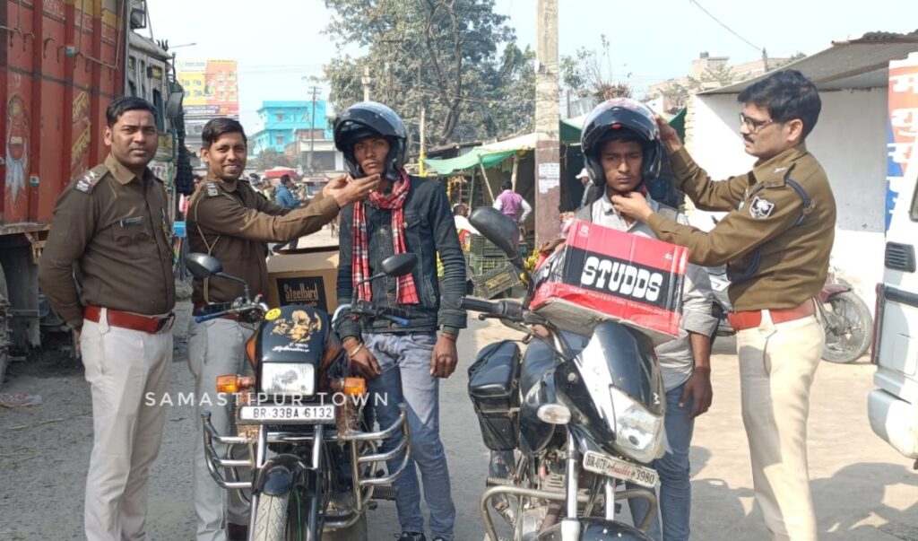 समस्तीपुर पुलिस ने चलाया सघन वाहन चेकिंग अभियान, मथुरापुर थाने ने जुर्माने की राशि से हेमलेट खरीदकर चालकों दिया 1 IMG 20241211 WA0052