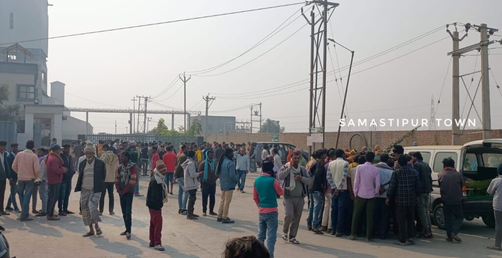 समस्तीपुर: सीमेंट फैक्ट्री में मजदूर की मौ'त के बाद हुए बवाल व तोड़फोड़ के बीच पुलिस पर हुए पथराव मामले में FIR दर्ज 1 IMG 20241213 WA0033 1