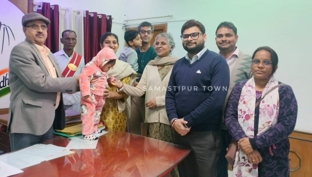 "आज लड़की को गोद लेकर हमारा परिवार पूर्ण हुआ", दिल्ली से समस्तीपुर पहुंचे दंपत्ती ने बालिका को लिया गोद 1 IMG 20241218 WA0006