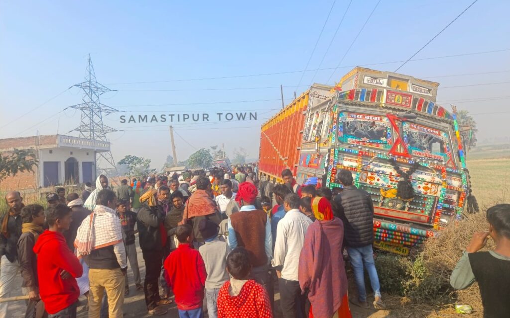 समस्तीपुर में बेकाबू ट्रक ने भेड़ों के झुंड को कुचला, 100 से अधिक भेड़ों की मौ'त, विरोध में सड़क जाम 1 IMG 20241220 WA0014
