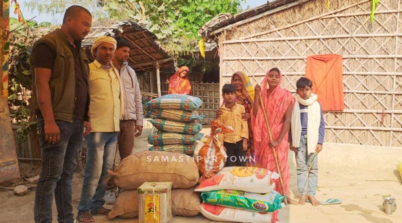 अपराधियों की गोली के शिकार हुए दिव्यांग ई-रिक्शा चालक की पत्नी को 6 महीने का राशन व नगद रूपयों से समाजसेवी राजू सहनी ने किया मदद 1 IMG 20241224 WA0050