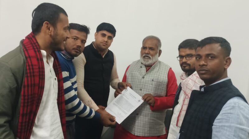 आपदा मित्रों की मांगों को लेकर बिहार विधानसभा पर्यटन उद्योग संबंधी समिति के सभापति को सौंपा गया ज्ञापन 1 IMG 20241224 WA0112
