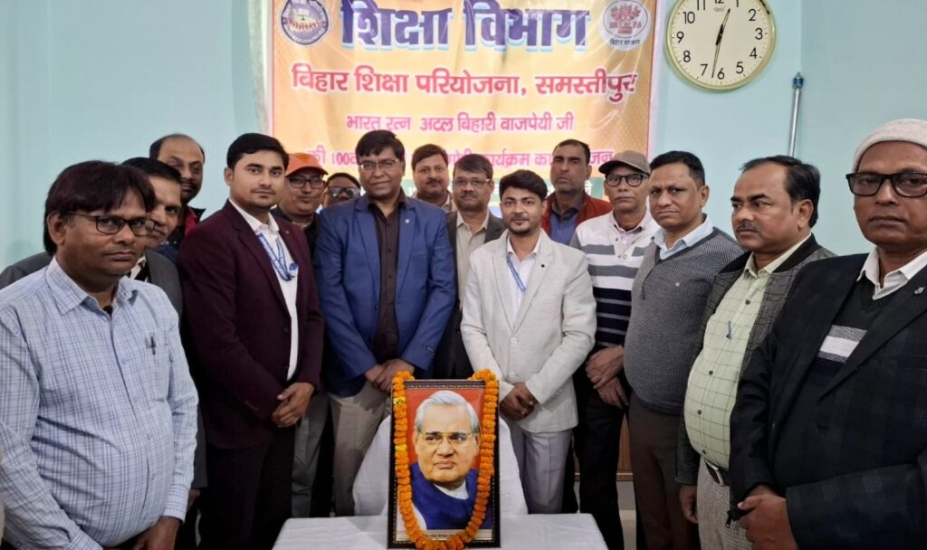 अटल जी का जीवन छात्रों के लिए एक अमूल्य धरोहर है : डीपीओ मानवेन्द्र कुमार राय 1 IMG 20241225 WA0044