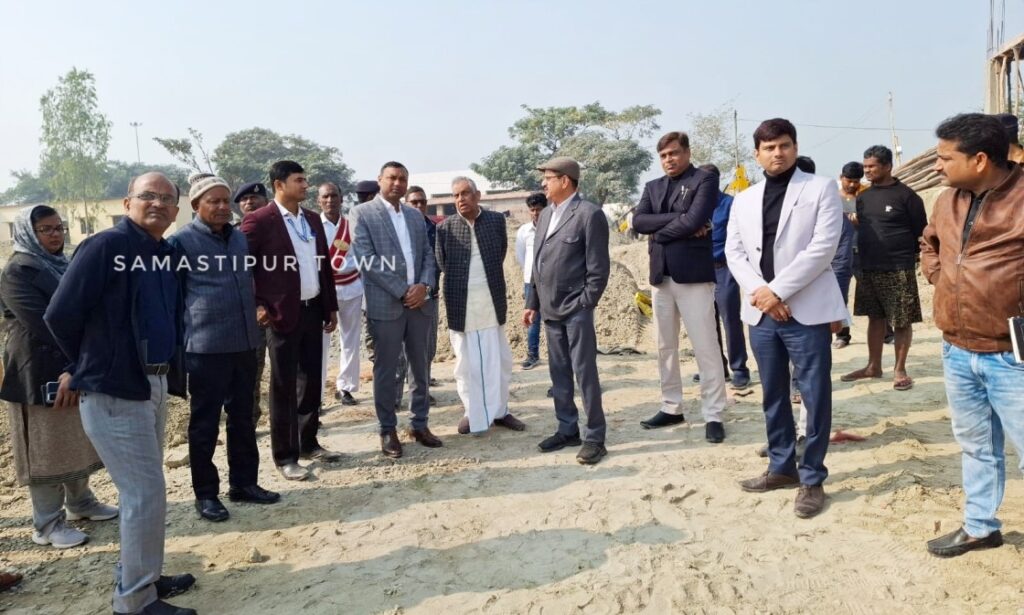 कर्पूरी जयंती समारोह को लेकर प्रभारी जिलाधिकारी ने कर्पूरीग्राम का किया निरीक्षण, दिये आवश्यक निर्देश 1 IMG 20241227 WA0052