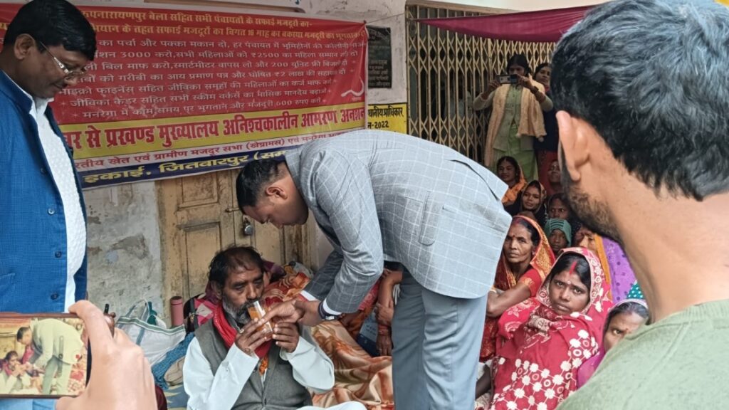 सदर एसडीओ ने अनशनकारियों को जूस पिला कर तोड़वाया अनशन 1 IMG 20241227 WA0062