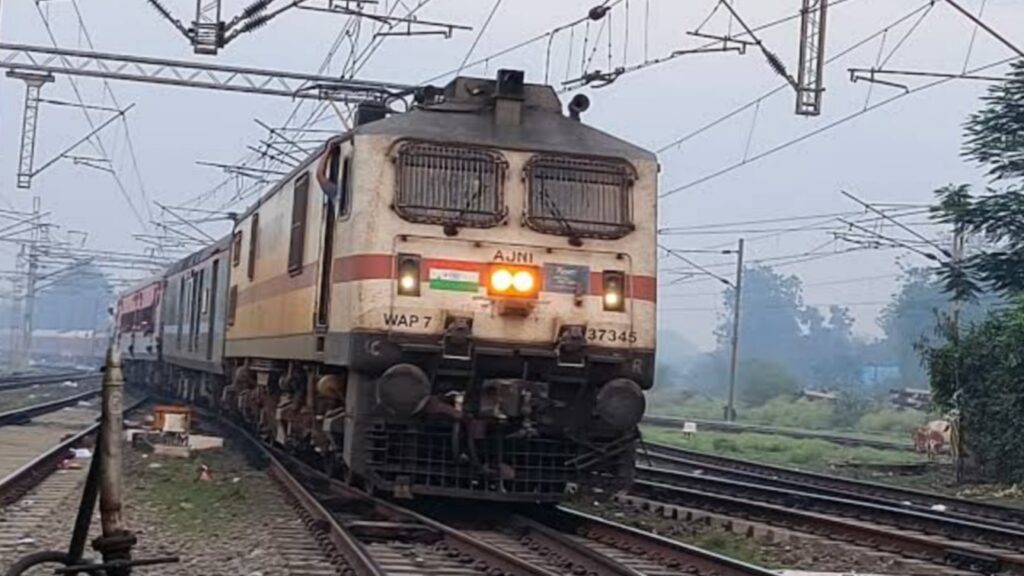 ट्रेनों में भारी भीड़ के बीच मुंबई से बिहार आ रही कर्मभूमि एक्सप्रेस से गिरे 3 यात्री, 2 की मौत 1 Picsart 24 12 03 07 27 14 406