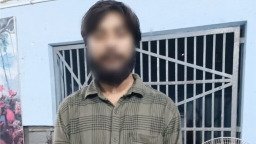 समस्तीपुर नगर थाना की पुलिस ने छापेमारी कर आर्म्स एक्ट के आरोपी को किया गिरफ्तार 1 Picsart 24 12 06 08 43 43 578