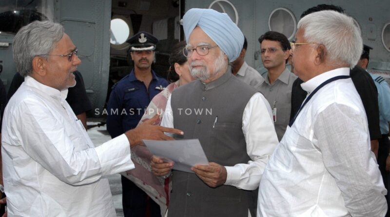 The Chief Minister of Bihar Shri Nitish Kumar discussing with the Prime Minister Dr. Manmohan Singh about the relief operations on flood affected areas in Bihar August 28 2008 1