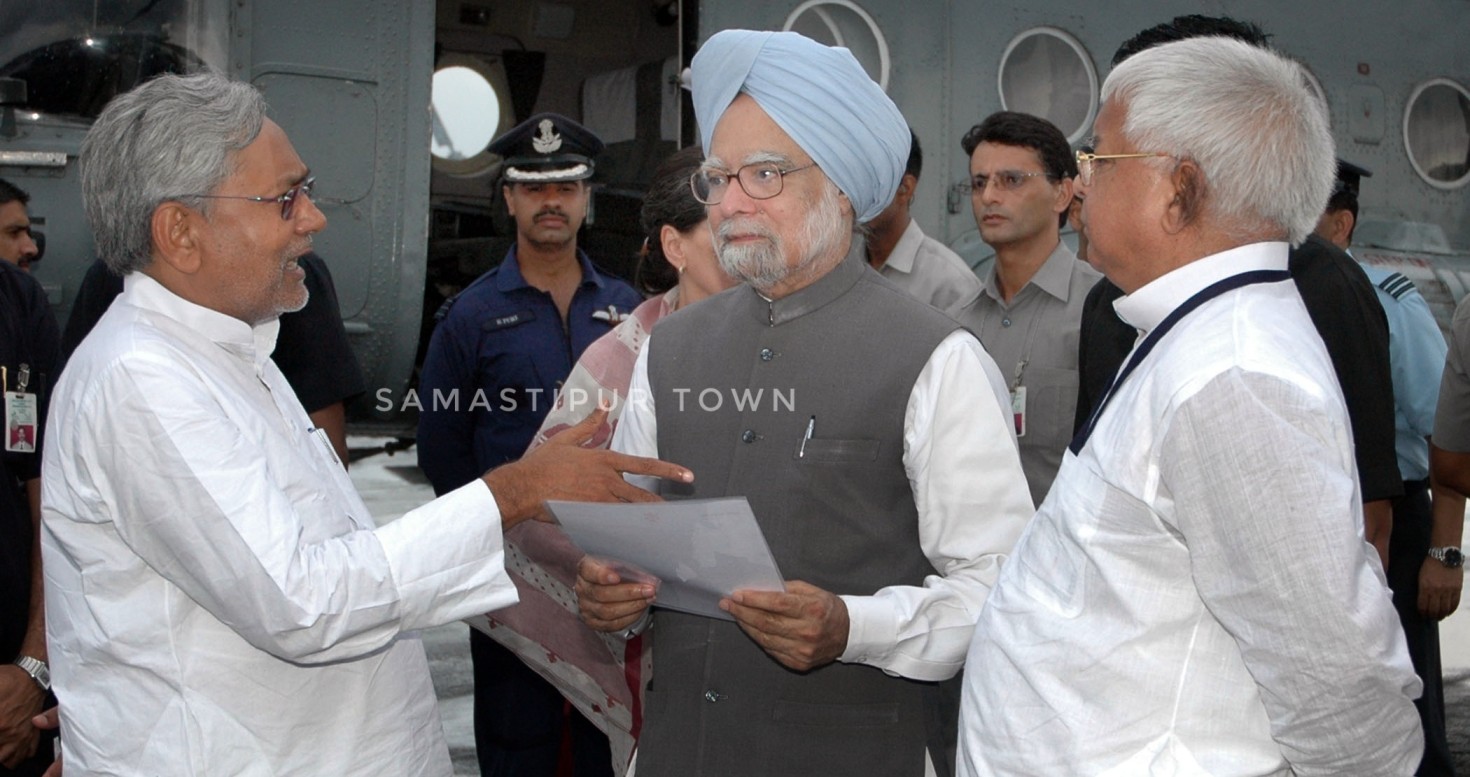 The Chief Minister of Bihar Shri Nitish Kumar discussing with the Prime Minister Dr. Manmohan Singh about the relief operations on flood affected areas in Bihar August 28 2008 1