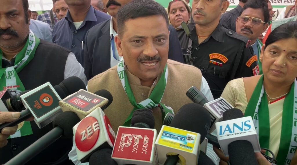 2020 में पीक हो गया, अब नीचे ही जाएंगे; तेजस्वी के अलविदा यात्रा बयान पर संजय झा का पलटवार, बता दी औकात? 1 VideoCapture 20241222 170940
