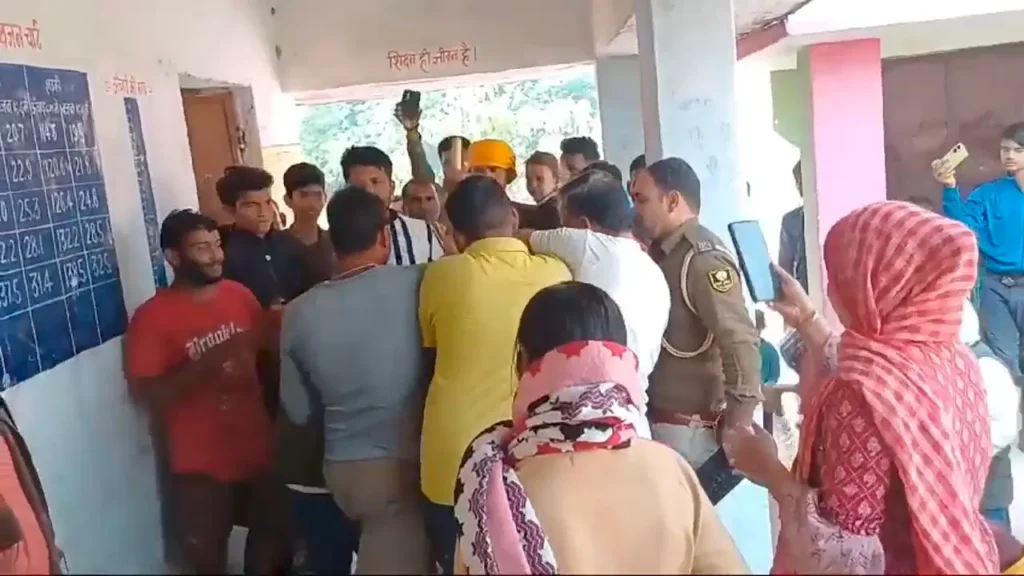 बिहार: कुर्सी पर बैठने को लेकर सरकारी स्कूल के दो महिला शिक्षकों के बीच जमकर चले लाठी-डंडे, पुलिस के सामने भी गाली-गलौज किया 1 Videoshot 20241225 115039