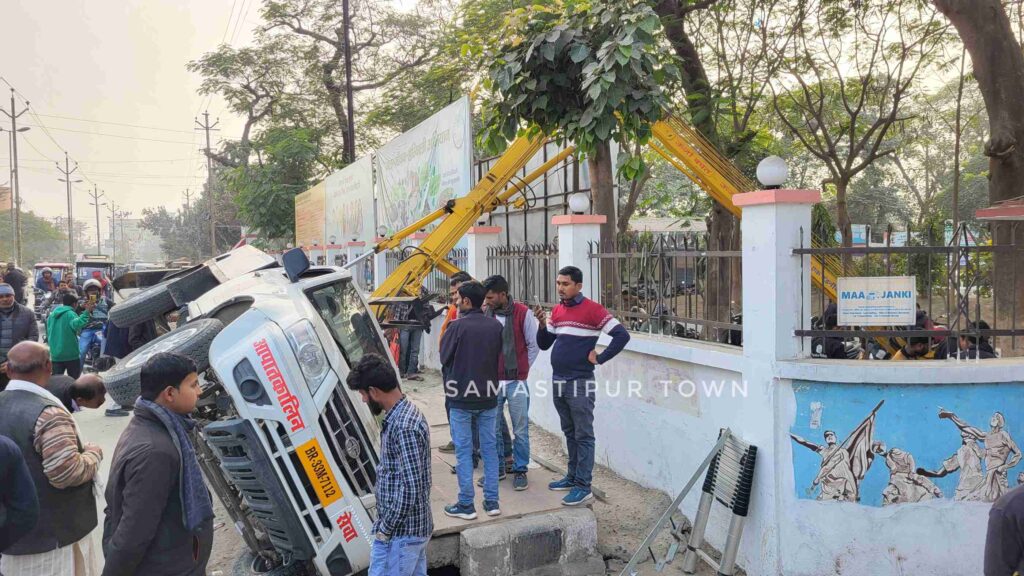 समस्तीपुर: बिजली विभाग का क्रेन पलटने से इमरजेंसी बिजली रही बाधित, सदर अस्पताल में मरीजों को सीटी स्कैन में हुई परेशानी 1 20250109 151634