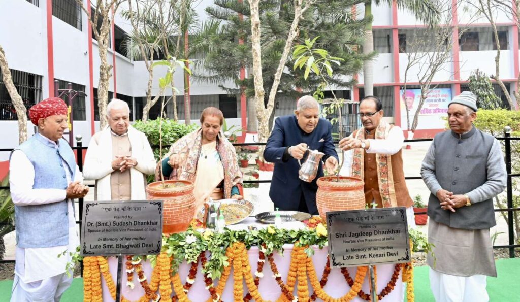 कर्पूरी ठाकुर को भारत रत्न मिलने में हुई देरी, जननायक की जंयती पर बोले उपराष्ट्रपति जगदीप धनखड़ 1 20250124 195043