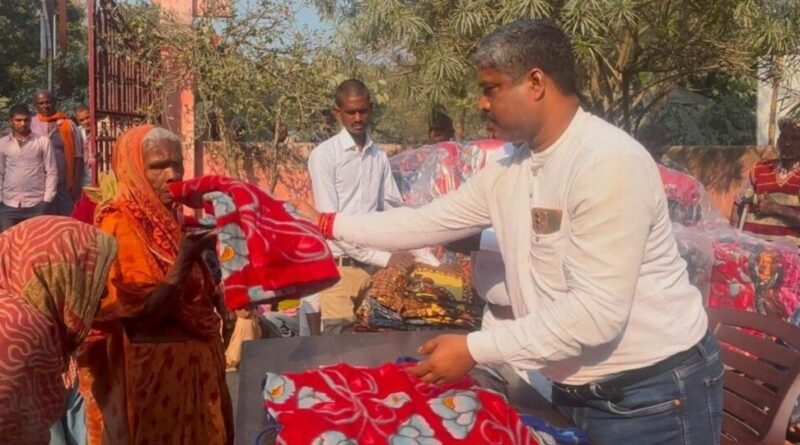 समस्तीपुर: समाजसेवी राजू सहनी ने लगातार चार दिनों तक अभियान चलाकर हजारों लोगों के बीच कंबल का किया वितरण 1 20250129 195617 blendcollage4835515908509952560 1024x1024 1