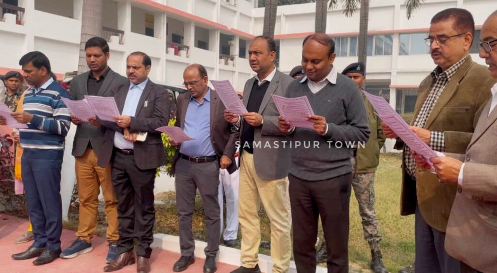 महात्मा गांधी की पुण्यतिथि पर समस्तीपुर कलेक्ट्रेट में कुष्ठ रोग के प्रति लोगों में जागरूकता के लिए डीएम ने दिलाई शपथ 1 6113663943747683215 121