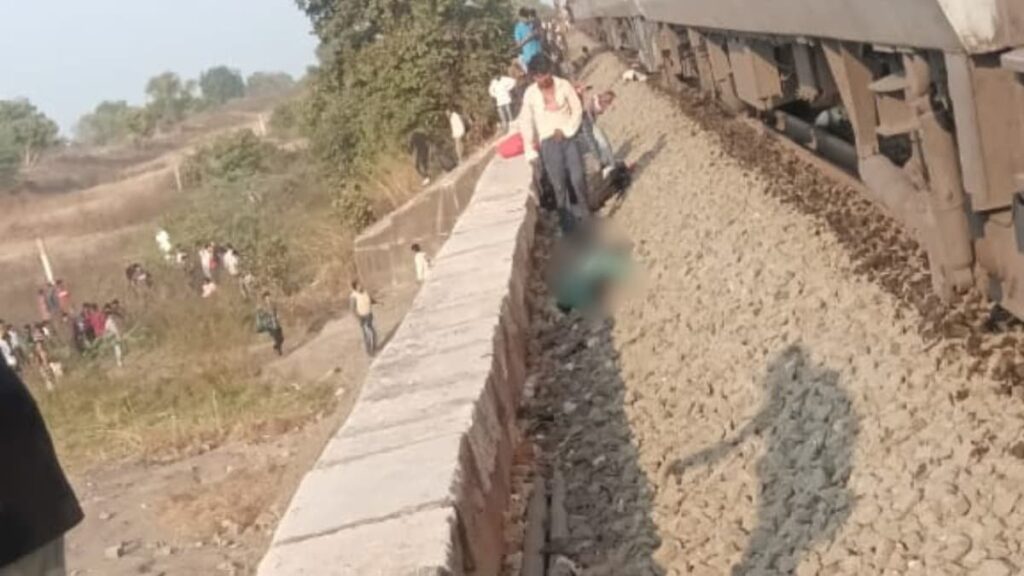 पुष्पक ट्रेन में आग की अफवाह से नीचे कूद गए यात्री, दूसरे ट्रैक पर आ रही कर्नाटक एक्सप्रेस ने कइयों को रौंदा 1 6790e83e2db57 train accident 224440518 16x9 1