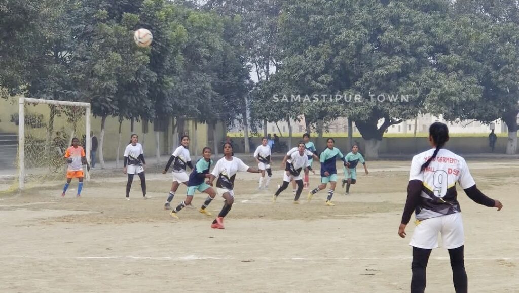 सॉकर एकेडमी ने डायमंड क्लब को 2-0 से हराकर पहुँची सुरेंद्र यादव स्मृति महिला फुटबॉल टूर्नामेंट के फाइनल में 1 FB IMG 1736087292385