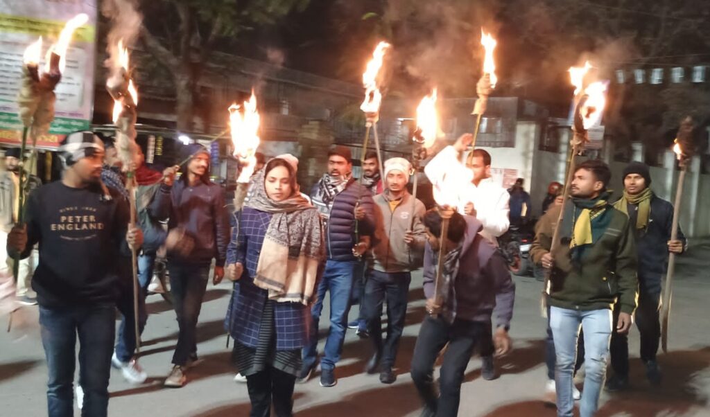 BPSC अभ्यर्थियों पर लाठीचार्ज के खिलाफ समस्तीपुर में निकाला गया मशाल जुलूस 1 IMG 20250101 WA0059