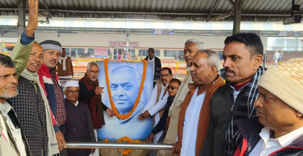 समस्तीपुर जंक्शन पर पूर्व रेलमंत्री ललित नारायण मिश्रा के स्मारक स्थल पर 50वीं पुण्य तिथि पर श्रद्धांजलि सभा का आयोजन 1 IMG 20250104 WA0007
